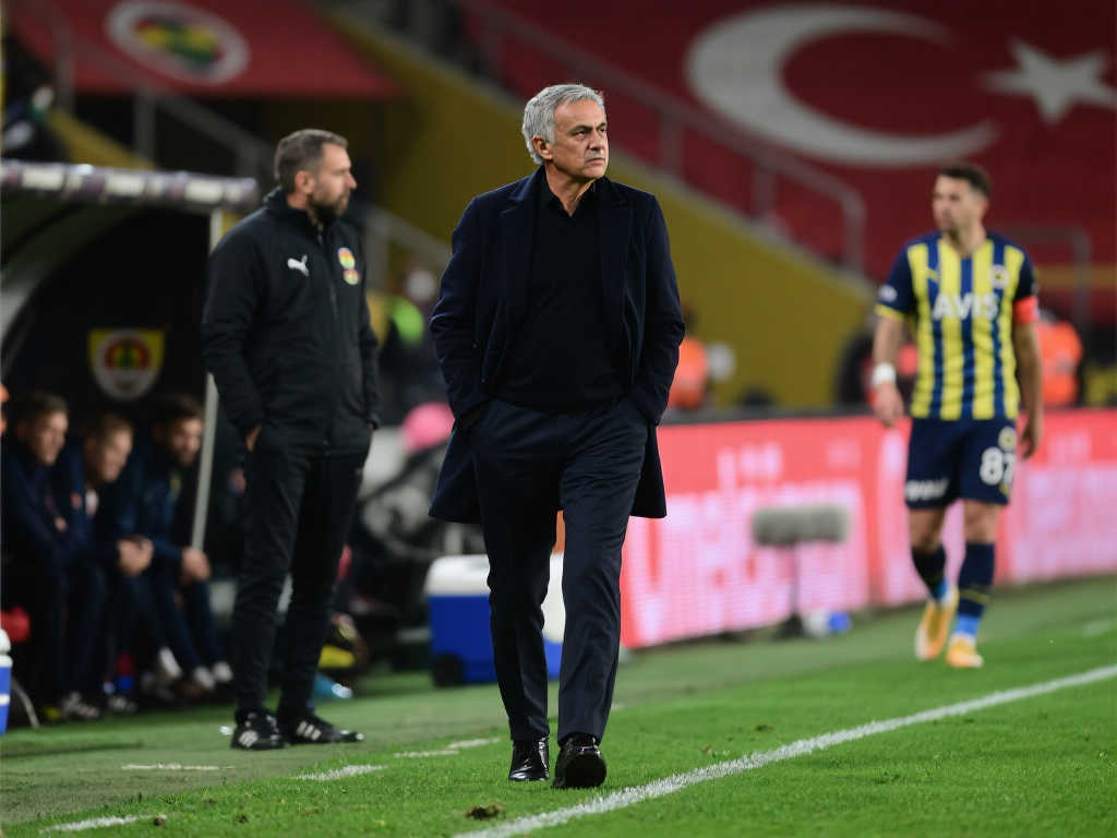 穆里尼奥土超执教遇危机:年薪1050万欧,战绩不佳距榜首差8分 穆里尼奥土超执教遇危机:年薪1050万欧,战绩不佳距榜首差8分